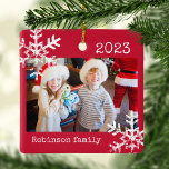 Ornamento ruso de fotos rojas con copos de nieve<br><div class="desc">Personalizar este adorno con la foto de tu familia y agrega tu apellido junto con el año para que estos grandes Navidades se queden.</div>