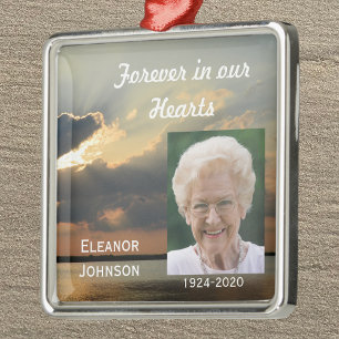 Ornamentos conmemorativos navideños al atardecer c