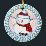 Ornamentos de Snowman Angel<br><div class="desc">Ornamentos de Snowman Angel, camisetas y regalos del Ilustracion ArtMuvz. Coincidiendo con la camisa divertida de los hombres de nieve, aglutinante, tazón, adorno. Para personalizar agregar tu nombre o agregar texto en su lugar. Personalizar este adorno de muñeca de nieve para hacerlo único suyo o para dar como regalo personalizado...</div>
