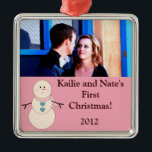 Ornamentos de Snowman, Personalizado personalizado<br><div class="desc">Personaliza tu personalizado Ornamento de Navidad con tu nombre y el año! ¡Un regalo perfecto para Navidades de cualquier miembro de la familia o amigo! Tenemos una línea entera dedicada a este diseño aquí en nuestra tienda zazzle bajo la pestaña *Ver por BODA de COLECCIÓN del menú para incluir invitaciones...</div>