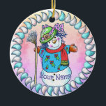 Ornamentos de Snowy Lady Snowman<br><div class="desc">Ornamentos de Snowman de Lady Snowman por el Ilustracion ArtMuvz. vestimenta de muñeco de nieve a juego, camisetas, regalos de la abuela. Camiseta de navidad, regalos de Navidad y ropa de invierno. Para personalizar agregar tu nombre o agregar texto en su lugar. Personalizar este adorno de muñeca de nieve para...</div>