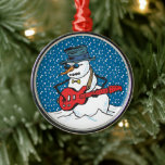 Ornamentos del Guitarista de Guay Snowman<br><div class="desc">Este adorno navideño presenta a un muñeco de nieve fresco con matices y tocando una guitarra en la nieve. Este adorno se vería muy bien colgado de tu árbol de Navidad, de tu espejo retrovisor, o como un ventilador de techo tirando. Añada un cable más largo y hágalo pasar por...</div>