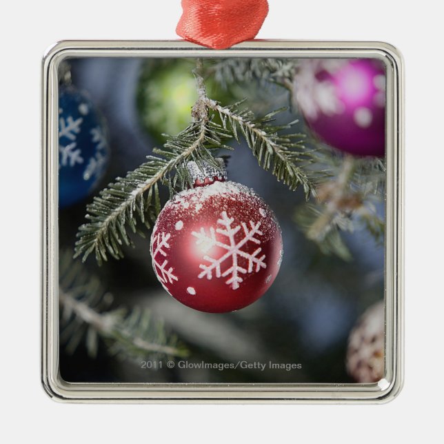 Ornamentos en un árbol de navidad (Frente)