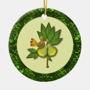Ornamentos en un árbol de peras