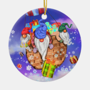 Ornamentos navideños vuelan y dan regalos