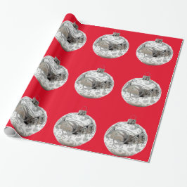 Ornamentos plateados sobre papel de envolver rojo