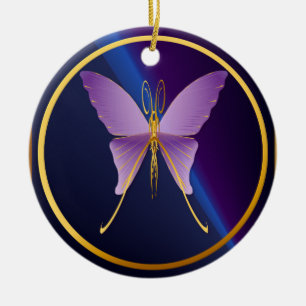 Ornamentos púrpuras grandes de una mariposa