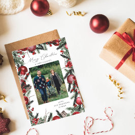 Ornamentos rojos y foto navideña de pine merry