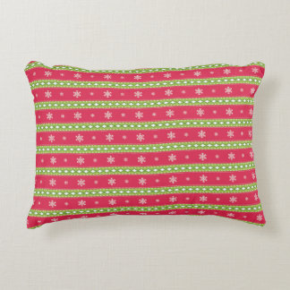 Ornamentos rosas y verdes y almohada con copos de