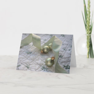 ornamentos verdes y tarjeta de bienvenida de cinta