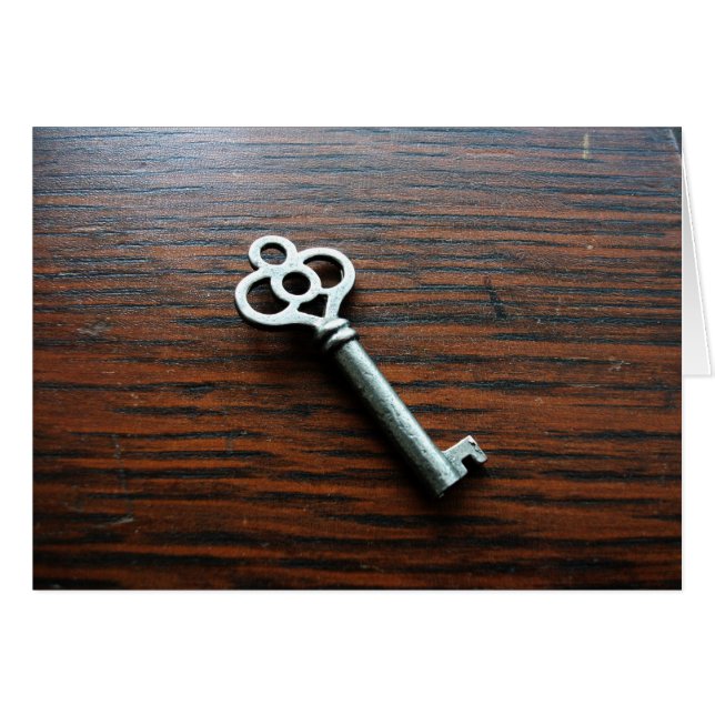 Ornate Key on Wooden Box (Anverso (Horizontal))