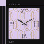 Oro Art Deco, Lavanda y reloj de pared cuadrado de<br><div class="desc">Elegante oro Art Deco respaldado en Lavanda con números numéricos romanos de ciruelas oscuras y adorno. Ideal para entradas,  cenas,  zonas de estar y más. Disponible en varios colores.</div>
