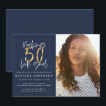 Oro azul marino 50 luce buen cumpleaños de foto<br><div class="desc">Hacer que 50 parezca una buena invitación para el cumpleaños de la foto. Diseño de efecto azul marino y dorado en escritura moderna. Parte de una colección.</div>