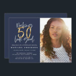 Oro azul marino 50 luce buen cumpleaños de foto<br><div class="desc">Hacer que 50 parezca una buena invitación para el cumpleaños de la foto. Diseño de efecto azul marino y dorado en escritura moderna. Parte de una colección.</div>