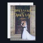 ORO MERRY Y CASADO | TARJETA DE FOTOGRAFÍA DE VACA<br><div class="desc">¡Primeras Nochebuena recién casadas! Envíe sus saludos navideños como marido y mujer con esta hermosa tarjeta fotográfica contemporánea "alegre y casada" en escritura dorada, un tipo de letra clásico, como una tipografía con la foto de su boda. Elke Clarke © Relieve metalizado dorado (efecto de foto impreso) y rayas blancas...</div>