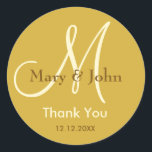 Oro metálico Gracias Boda Pegatina Monograma<br><div class="desc">Pegatinas iniciales con nombre de novia y novio, fecha de boda y un mensaje de agradecimiento para expresar su gratitud en su día de boda o en cualquier ocasión especial. Este pegatina de boda monograma se encuentra en el fondo de color oro metálico.Hay más colores disponibles para su elección. También...</div>