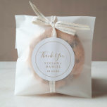 Oro minimalista Gracias Boda Favor Pegatina<br><div class="desc">Estos minimalistas pegatinas de oro gracias a tu boda son perfectos para una simple recepción nupcial. El moderno diseño romántico presenta una tipografía clásica en oro y blanco, acompañada de una caligrafía rústica y elegante con un estilo de letra a mano vintage. Personalizable de cualquier color. Mantenga el diseño simple...</div>