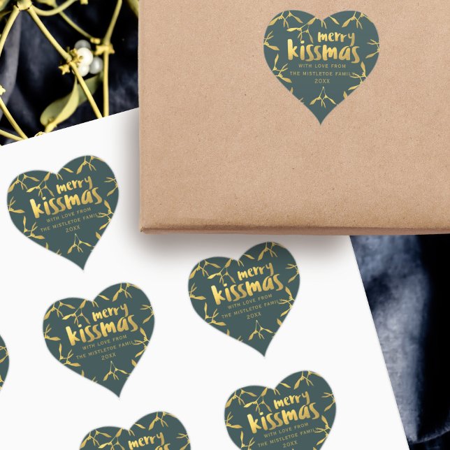 Oro Mistletonavidad Fiesta de corazón pegatina (Add your family name and date to these green and faux gold foil Merry Kissmas stickers)