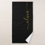Oro Negro Nombre Monograma Moderno Script Femenino<br><div class="desc">Toalla de baño con monograma de nombre en letra cursiva simple negra y dorada. Esto hace el regalo perfecto para cumpleaños 16,  boda,  despedida de soltera,  aniversario,  baby shower o fiesta de soltera para alguien que ama el lujo glamoroso y los estilos chic.</div>