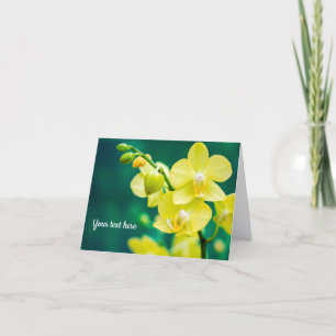 Orquídea amarilla en tarjeta de felicitación verde