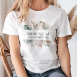 Orquídea tropical con camiseta de escuadrón de nov<br><div class="desc">¡Preparen a su brida con esta elegante y moderna camiseta! El diseño presenta un hermoso arreglo floral tropical con un tipo de letra inspirado en boho, que dice "Bride Squad" en texto de personalizable. Los colores de tonos tierra y los elementos botánicos lo convierten en el complemento perfecto para cualquier...</div>