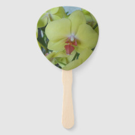 Orquídeas amarillas en un abanico portátil