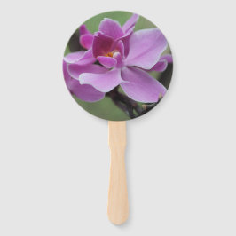 Orquídeas mariposa moradas en un abanico manual