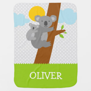 Osito de koala gris aguda recibiendo manta de bebé
