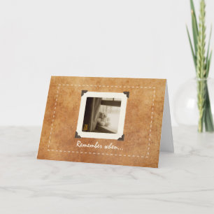 Osito de peluche en el alféizar tarjeta de felicit