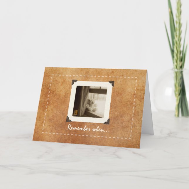 Osito de peluche en el alféizar tarjeta de felicit (Anverso)