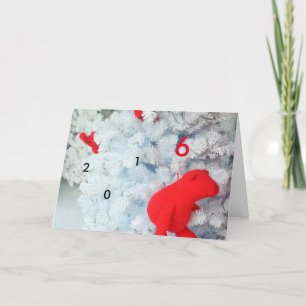 Osito de peluche rojo en el árbol de Navidad 2016