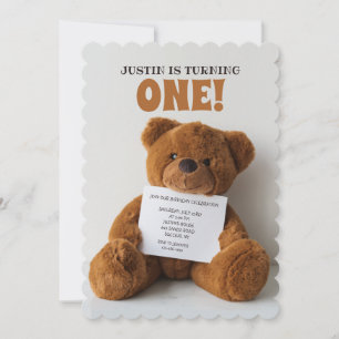 Osito de peluche sosteniendo invitación con letrer