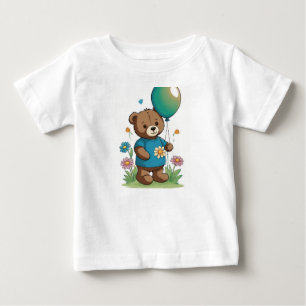 Oso acogedor de camisetas en la pradera