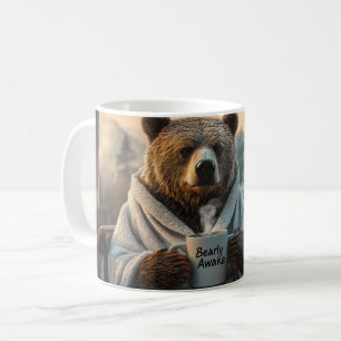 Oso con bata sosteniendo taza de café