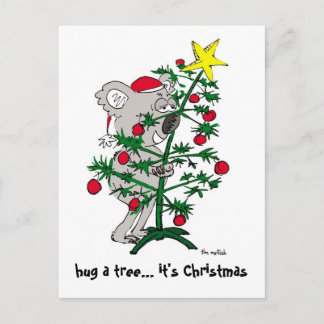 Oso de koala que abraza un árbol de navidad