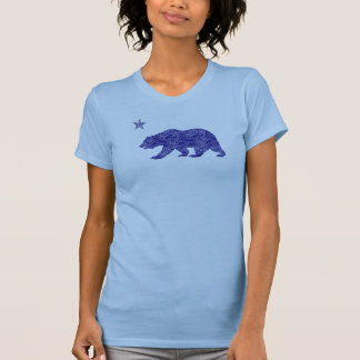 Oso de la camiseta de los azules cielos de la