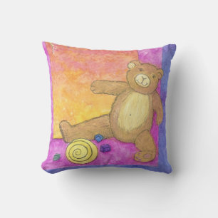oso de peluche en almohada morada