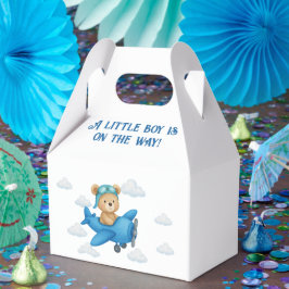 Oso de peluche en la caja de Baby Shower del avión