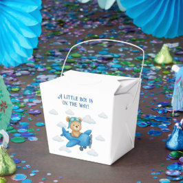 Oso de peluche en la caja de Baby Shower del avión
