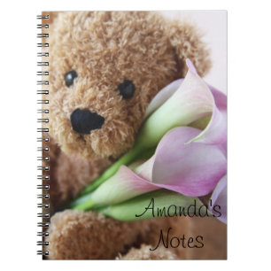 oso de peluche sostiene el cuaderno de las lilas d