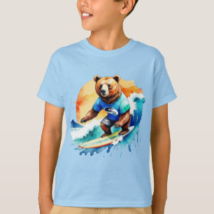 Oso gracioso surfeando en camiseta