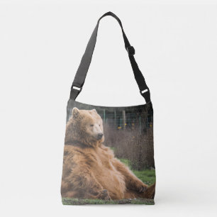 OSO GRIZADO SENTADO EN TODA LA BOLSA DE CUERPO DE
