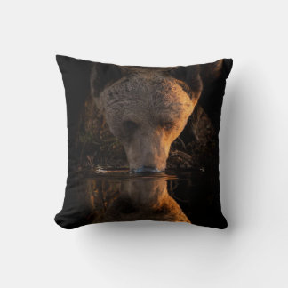 Oso marrón sediento en el Cojín decorativo arrojad