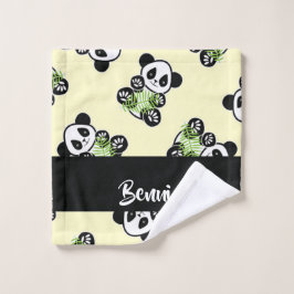 Oso panda con hojas verdes de bambú