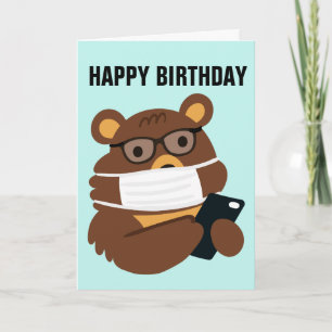 OSO PEQUEÑO CON UNA TARJETA DE CUMPLEAÑOS DE MASA