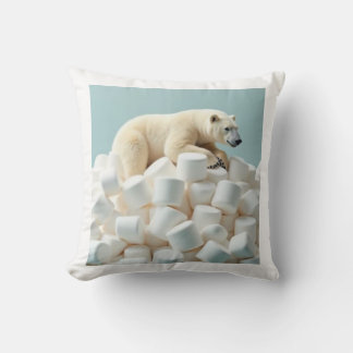oso sobre una pila de almohada de malvaviscos