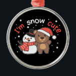 Oso soy el ornamento de cerámica de nieve Cute de<br><div class="desc">Oso lindo con muñeco de nieve. Estoy nevando lindo - un juego de nieve para Navidades e invierno. Un Navidad saluda en la temporada fría por las vacaciones. Los navidades tienen un muñeco de nieve.</div>