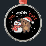 Oso soy el ornamento de cerámica de nieve Cute de<br><div class="desc">Oso lindo con muñeco de nieve. Estoy nevando lindo - un juego de nieve para Navidades e invierno. Un Navidad saluda en la temporada fría por las vacaciones. Los navidades tienen un muñeco de nieve.</div>