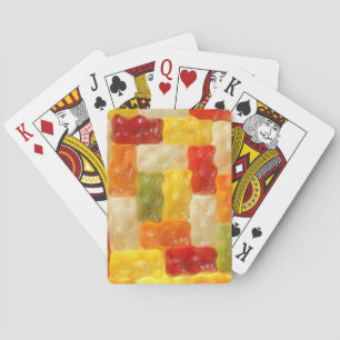 osos de gominola jugando cartas