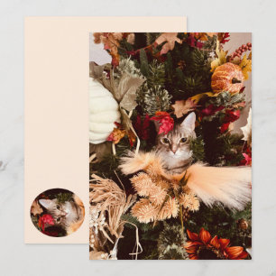 Otoño El gato envenena la tarjeta plana de otoño